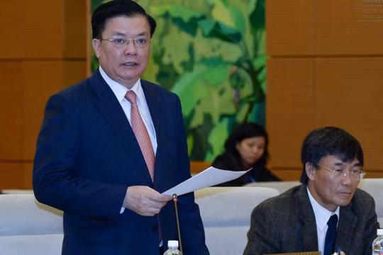 Bộ trưởng Bộ Tài chính Đinh Tiến Dũng trình bày báo cáo tại phiên họp.