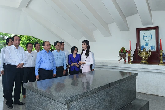 Thủ tướng đã đến dâng hương, viếng Cụ Phó bảng Nguyễn Sinh Sắc - thân sinh Chủ tịch Hồ Chí Minh tại Lăng Cụ Phó bảng ở TP. Cao Lãnh, tỉnh Đồng Tháp.