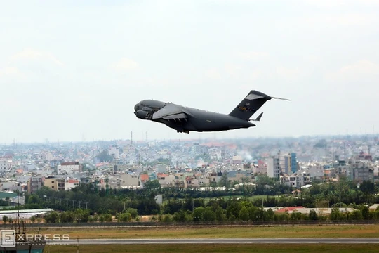 Sáng 22/5, Boeing hạng nặng C-17 Globemaster III của không quân Mỹ tiếp tục đáp xuống sân bay Tân Sơn Nhất để chở hàng hoá và thiết bị cho chuyến thăm của Tổng thống Obama tại TP HCM.