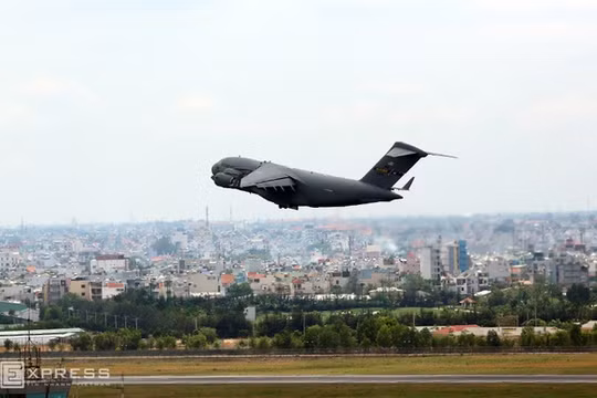 Sáng 22/5, Boeing hạng nặng C-17 Globemaster III của không quân Mỹ tiếp tục đáp xuống sân bay Tân Sơn Nhất để chở hàng hoá và thiết bị cho chuyến thăm của Tổng thống Obama tại TP HCM.