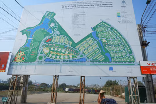 Phía sau tấm bảng giới thiệu về không gian kiến trúc cảnh quan của dự án khu du lịch sinh thái - văn hóa cà phê Suối Xanh là bãi giữ xe! - Ảnh: Tiến Thành