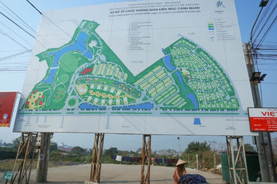 Phía sau tấm bảng giới thiệu về không gian kiến trúc cảnh quan của dự án khu du lịch sinh thái - văn hóa cà phê Suối Xanh là bãi giữ xe! - Ảnh: Tiến Thành