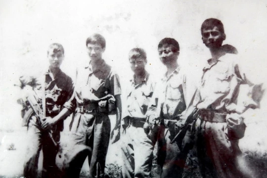 Nhóm trinh sát của Tiểu đoàn 8, Trung đoàn 64, ông Luân là người đầu tiên bên phải Ảnh: Khuất Quang Thụy