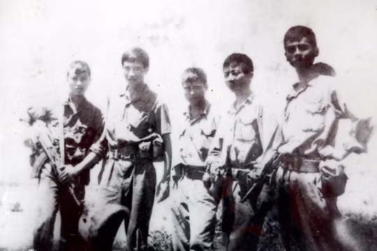 Nhóm trinh sát của Tiểu đoàn 8, Trung đoàn 64, ông Luân là người đầu tiên bên phải Ảnh: Khuất Quang Thụy