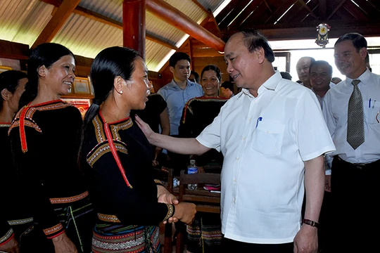 Thủ tướng Chính phủ Nguyễn Xuân Phúc thăm hỏi, lắng nghe tâm tư, nguyện vọng của bà con dân tộc Đăk Lăk.