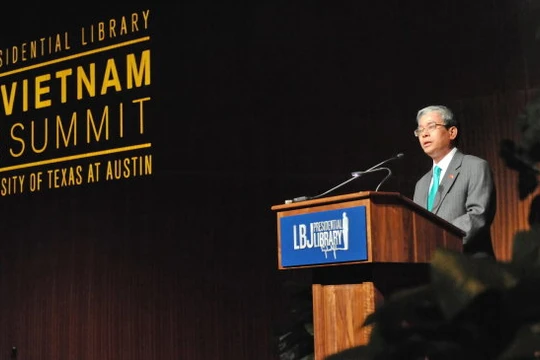 Đại sứ Phạm Quang Vinh phát biểu tại hội thảo tối 28-4 - Ảnh: ĐSQVN