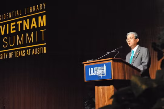 Đại sứ Phạm Quang Vinh phát biểu tại hội thảo tối 28-4 - Ảnh: ĐSQVN