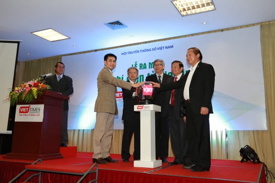 Thời khắc bấm nút khai trương, chính thức ra mắt Tạp chí điện tử VietTimes