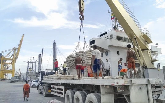 Xếp dỡ hàng hóa tại cảng Yangon, Myanmar. Ảnh: LA QUANG TRÍ