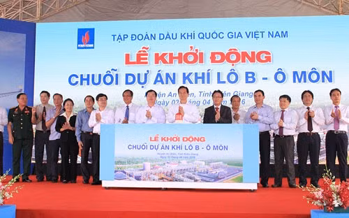 Thủ tướng Nguyễn Tấn Dũng cùng lãnh đạo các bộ ngành và chủ đầu tư ấn nút khởi động dự án.