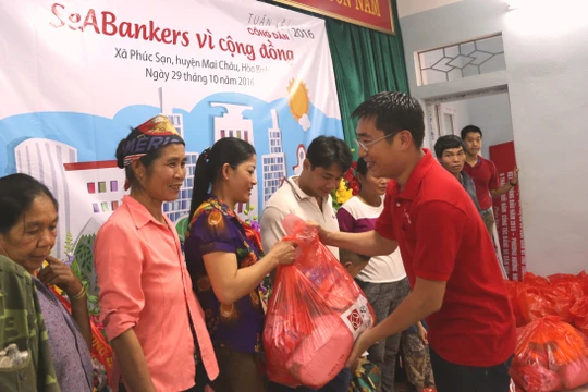 Đại diện SeABank gửi những phần quà ý nghĩa đến đồng bào khó khăn trong "Tuần lễ công dân - CCW2016".
