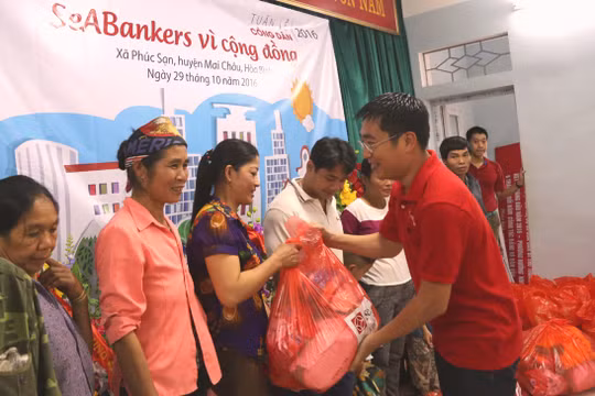 Đại diện SeABank gửi những phần quà ý nghĩa đến đồng bào khó khăn trong "Tuần lễ công dân - CCW2016".