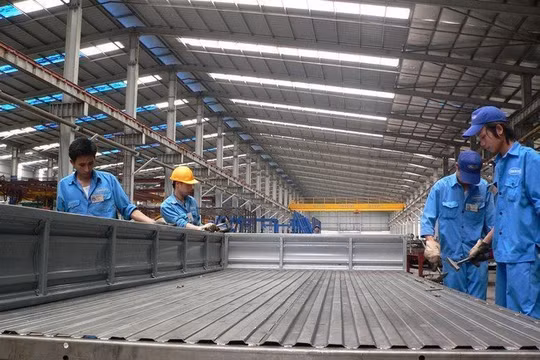 Hiện giá thép trên thị trường bắt đầu hạ nhiệt chứ không còn nhảy múa như vài tuần trước. Ảnh TL: sản xuất thép tại một nhà máy trong nước.