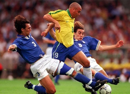 Ký ức về Ronaldo giờ chỉ là những đoạn video cũ kỹ, xen kẽ những hoài niệm về một thuở huy hoàng.