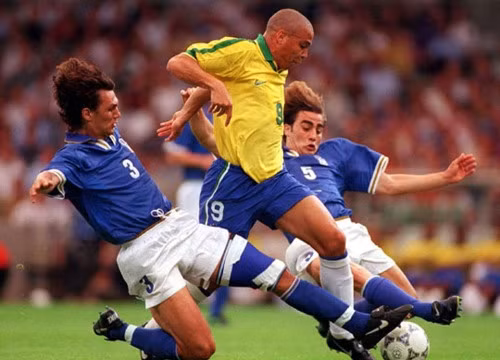 Ký ức về Ronaldo giờ chỉ là những đoạn video cũ kỹ, xen kẽ những hoài niệm về một thuở huy hoàng.