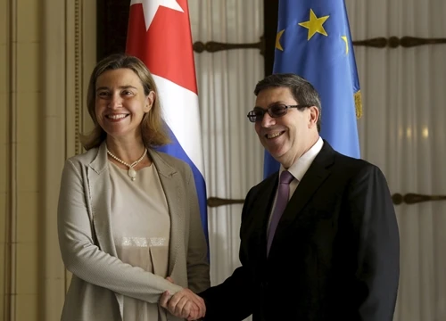 Bà Federica Mogherini, Cao uỷ về chính sách an ninh và đối ngoại Liên minh châu Âu, bắt tay Bộ trưởng Ngoại giao Cuba Bruno Rodriguez Parrilla trong cuộc gặp tại thủ đô Havana ngày 11/3. Ảnh: Reuters.