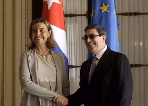 Bà Federica Mogherini, Cao uỷ về chính sách an ninh và đối ngoại Liên minh châu Âu, bắt tay Bộ trưởng Ngoại giao Cuba Bruno Rodriguez Parrilla trong cuộc gặp tại thủ đô Havana ngày 11/3. Ảnh: Reuters.