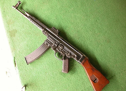 Súng Stg-44 có vẻ ngoài khá giống với súng AK-47. Ảnh: Wikimedia