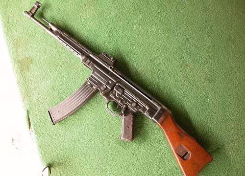 Súng Stg-44 có vẻ ngoài khá giống với súng AK-47. Ảnh: Wikimedia