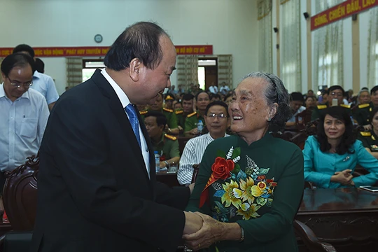 Thủ tướng Nguyễn Xuân Phúc: "Chúng ta chưa thể yên lòng khi cuộc sống của một số gia đình người có công với nước còn nhiều khó khăn".