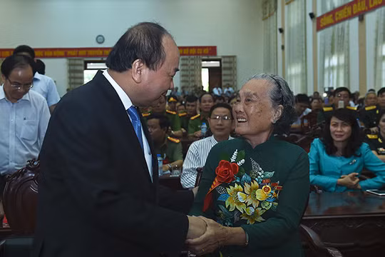 Thủ tướng Nguyễn Xuân Phúc: "Chúng ta chưa thể yên lòng khi cuộc sống của một số gia đình người có công với nước còn nhiều khó khăn".