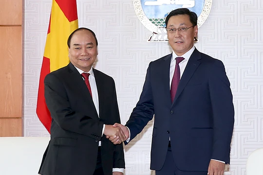 Thủ tướng Nguyễn Xuân Phúc và Thủ tướng Mông Cổ J. Erdenebat. Ảnh: VGP/Quang Hiếu