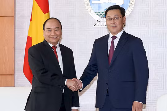 Thủ tướng Nguyễn Xuân Phúc và Thủ tướng Mông Cổ J. Erdenebat. Ảnh: VGP/Quang Hiếu