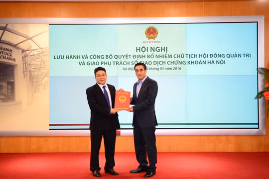 Thứ trưởng Bộ Tài chính Trần Xuân Hà trao quyết định bổ nhiệm Chủ tịch HĐQT Sở GDCK Hà Nội cho ông Nguyễn Thành Long