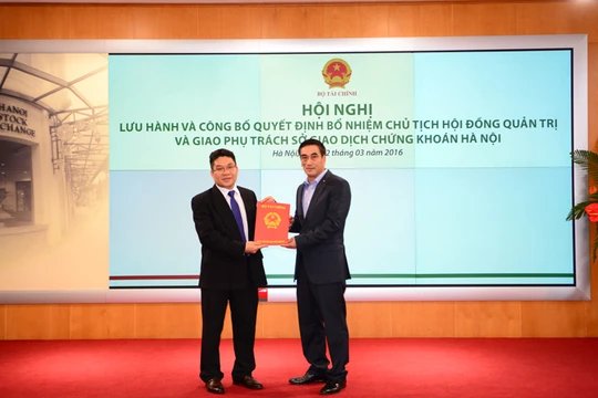 Thứ trưởng Bộ Tài chính Trần Xuân Hà trao quyết định bổ nhiệm Chủ tịch HĐQT Sở GDCK Hà Nội cho ông Nguyễn Thành Long