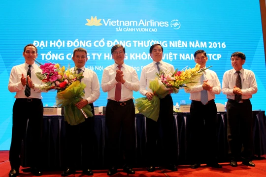 HĐQT cảm ơn Ông Phạm Viết Thanh sau khi Ông từ nhiệm Chủ tịch HĐQT và chúc mừng Ông Dương Trí Thành đã trúng cử vào HĐQT TCT HKVN nhiệm kỳ 2015-2020