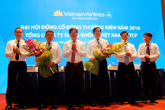 HĐQT cảm ơn Ông Phạm Viết Thanh sau khi Ông từ nhiệm Chủ tịch HĐQT và chúc mừng Ông Dương Trí Thành đã trúng cử vào HĐQT TCT HKVN nhiệm kỳ 2015-2020