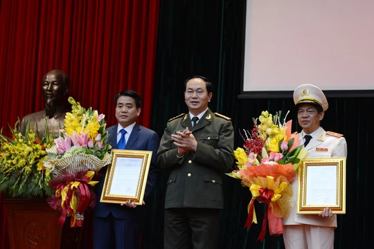 Đại tướng Trần Đại Quang - Ủy viên Bộ Chính trị, Bí thư Đảng ủy Công an Trung ương, Bộ trưởng Bộ Công an - trao quyết định bổ nhiệm chức vụ Giám đốc Công an Hà Nội cho Thiếu tướng Đoàn Duy Khương. (Ảnh: Mạnh Thắng)