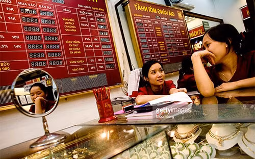 Nếu vàng im lặng quá lâu như hơn hai năm qua, nếu quá hiếm những con sóng cực mạnh và cực ngắn như đầu tháng 7 vừa qua, thì hẳn giới đầu tư và kinh doanh vàng càng ít cơ hội kiếm lời - Ảnh: Getty.