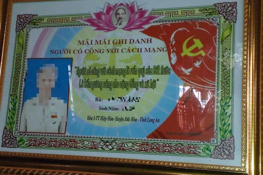 Tấm bằng những người có công nhận được với giá 350.000 đồng - Ảnh: S.L.