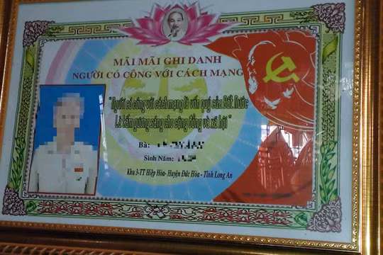 Tấm bằng những người có công nhận được với giá 350.000 đồng - Ảnh: S.L.