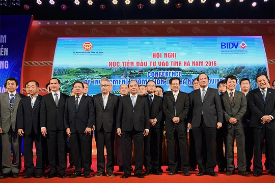 Thủ tướng Nguyễn Xuân Phúc cùng lãnh đạo tỉnh Hà Nam chụp ảnh với các nhà đầu tư.