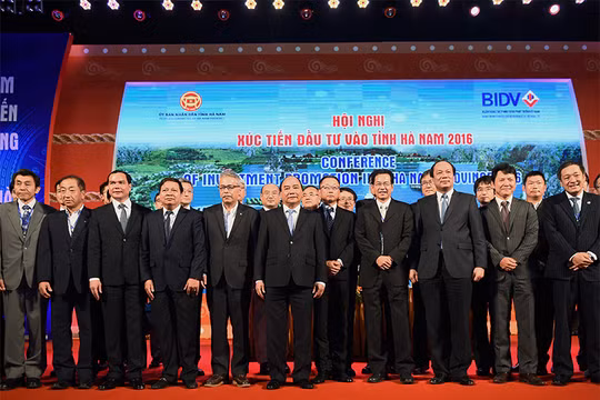 Thủ tướng Nguyễn Xuân Phúc cùng lãnh đạo tỉnh Hà Nam chụp ảnh với các nhà đầu tư.