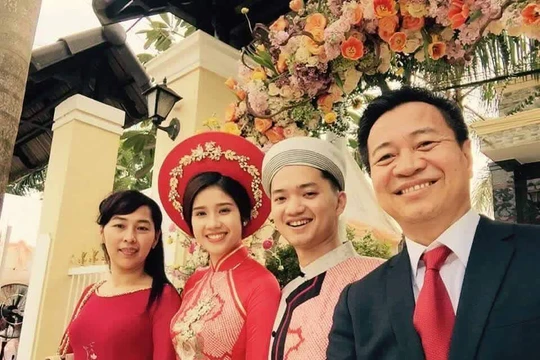 Bí thư Tỉnh đoàn Bình Định Nguyễn Minh Triết và Á hậu Đồng Thanh Vy (giữa) rạng rỡ trong đám hỏi. Nguồn: Internet 