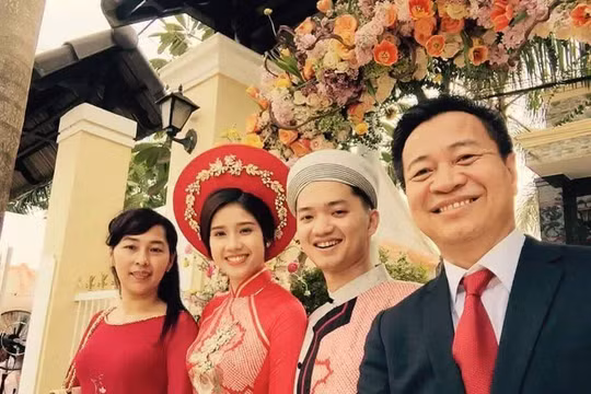 Bí thư Tỉnh đoàn Bình Định Nguyễn Minh Triết và Á hậu Đồng Thanh Vy (giữa) rạng rỡ trong đám hỏi. Nguồn: Internet 