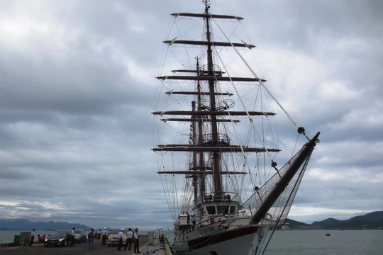 Tàu buồm hiện đại, đầu tiên của Hải quân Việt Nam về tới quân cảng Học viện Hải quân (Nha Trang)