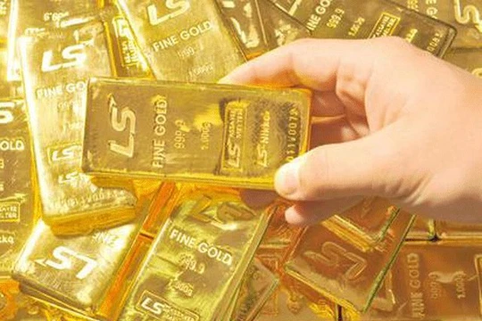 Chưa có bất kỳ dấu hiệu nào cho thấy việc huy động vàng từ dân sẽ xảy ra, nhưng đã đến lúc NHNN từ bỏ vai trò độc quyền nhập vàng miếng, trả lại thị trường vàng cho người dân kinh doanh nó bình thường như một loại hàng hóa. Ảnh: Sina