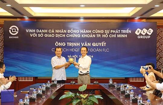 Chủ tịch HOSE trao quà lưu niệm tới ông Trịnh Văn Quyết, Chủ tịch Tập đoàn FLC. (Ảnh: flc.vn)