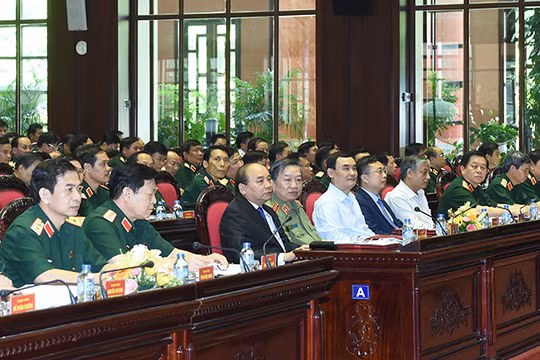 Thủ tướng Nguyễn Xuân Phúc tham dự Hội nghị Quân chính toàn quân 6 tháng đầu năm 2016.