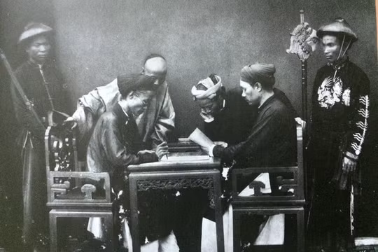 Quan lại miền Bắc thời phong kiến - Ảnh: T.L