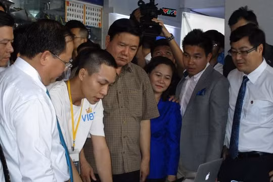 Bí thư Thành ủy Đinh La Thăng và các lãnh đạo TP.HCM tham quan gian trưng bày sản phẩm của một nhóm khởi nghiệp tại Nhà văn hóa Thanh niên TP.HCM. Ảnh: Chính Phong.