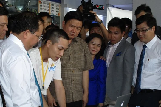 Bí thư Thành ủy Đinh La Thăng và các lãnh đạo TP.HCM tham quan gian trưng bày sản phẩm của một nhóm khởi nghiệp tại Nhà văn hóa Thanh niên TP.HCM. Ảnh: Chính Phong.