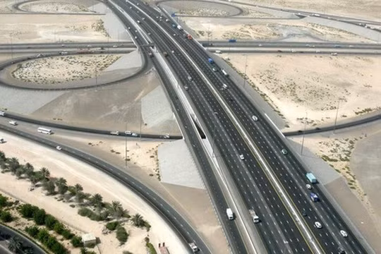 Đường 12 làn của Dubai mất 4 triệu USD/km, dùng 50 năm còn đường Việt Nam mất 20 triệu USD/km, dùng 2 năm