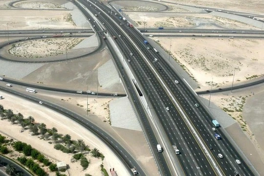 Đường 12 làn của Dubai mất 4 triệu USD/km, dùng 50 năm còn đường Việt Nam mất 20 triệu USD/km, dùng 2 năm