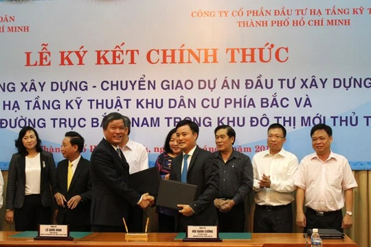 Lễ ký kết hợp đồng BT chính thức giữa UBND TPHCM với nhà đầu tư dự án khu dân cư phía Bắc và đường trục Bắc - Nam CII đã diễn ra sáng nay 20-4. Ảnh: Anh Quân