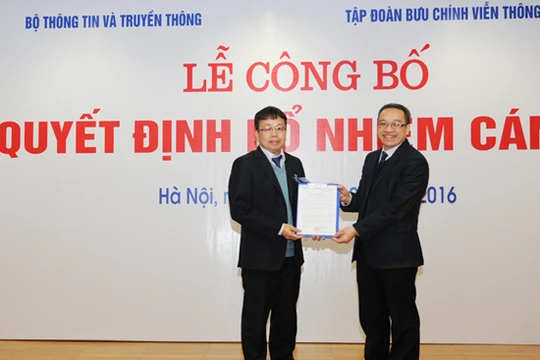 Thứ trưởng Bộ TT&TT Phan Tâm (bên phải) trao quyếtđịnh bổ nhiệm cho ông Nghiêm Phú Hoàn (Nguồn ảnh: vnpt.vn)